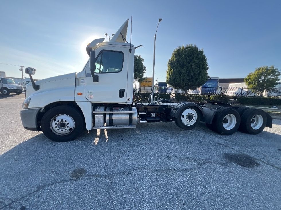 Day Cab Tractor-Heavy Duty Tractors-Freightliner-2018-Cascadia 12584ST-Torrance-CA-80,096\n\t\tmiles-$ 72,750 - Image 4