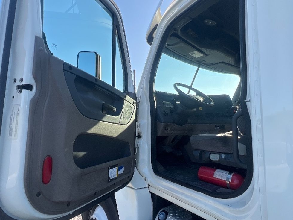 Day Cab Tractor-Heavy Duty Tractors-Freightliner-2018-Cascadia 12584ST-Torrance-CA-80,096\n\t\tmiles-$ 72,750 - Image 9