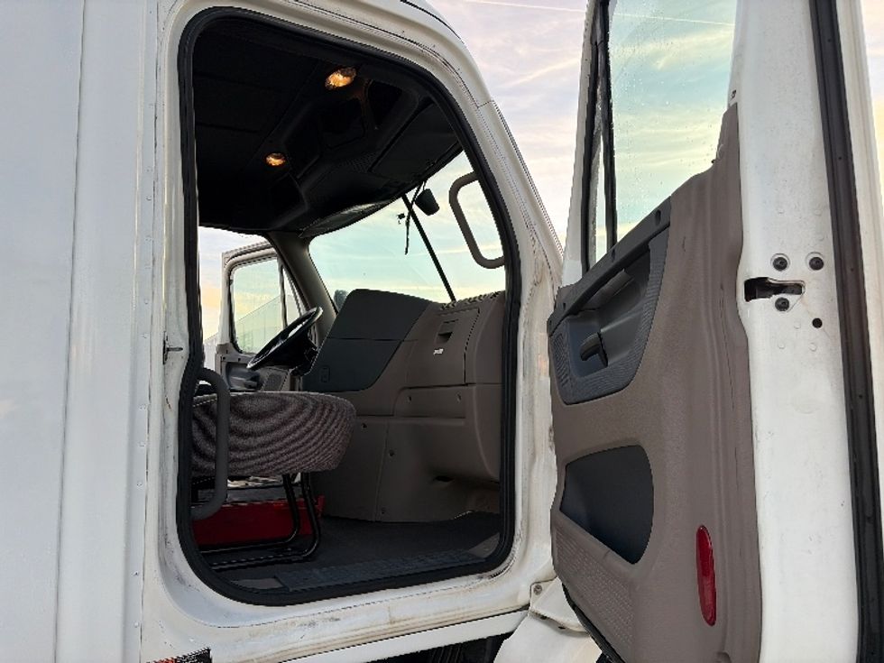 Day Cab Tractor-Heavy Duty Tractors-Freightliner-2018-Cascadia X11362ST-Dallas-TX-679,213\n\t\tmiles-$ 22,750 - Image 12