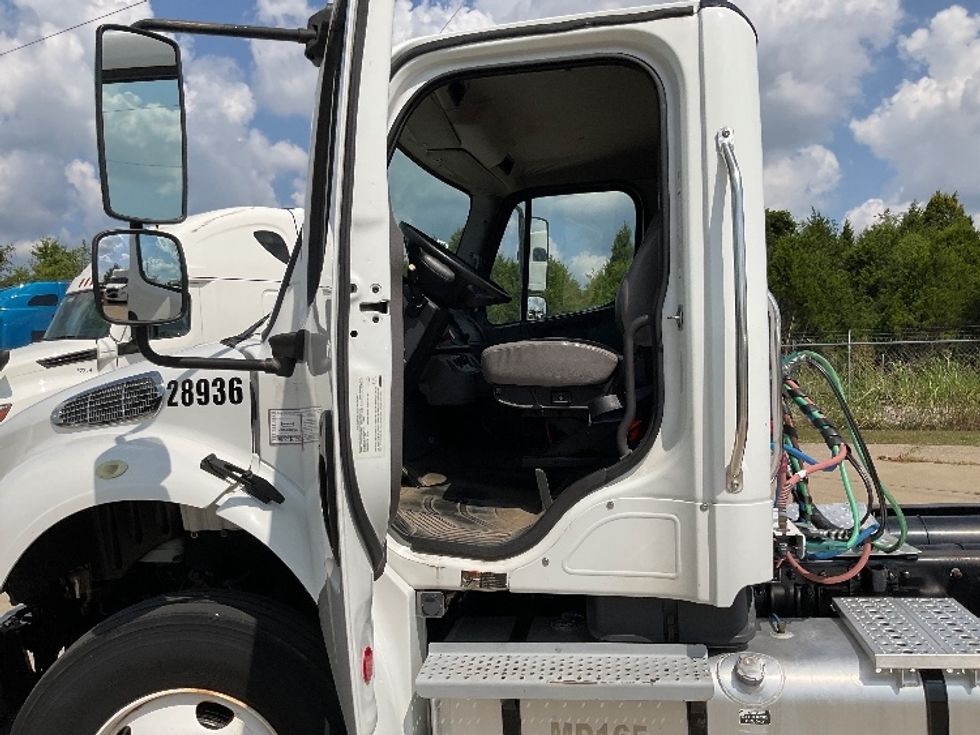 Day Cab Tractor-Heavy Duty Tractors-Freightliner-2018-M2-Bowling Green-KY-157,387\n\t\tmiles-$ 45,250 - Image 9