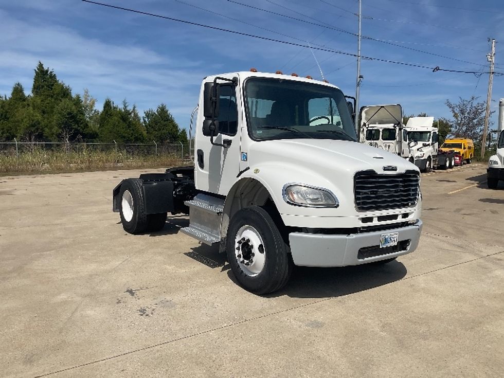 Day Cab Tractor-Heavy Duty Tractors-Freightliner-2018-M2-Bowling Green-KY-157,551\n\t\tmiles-$ 45,250 - Image 1