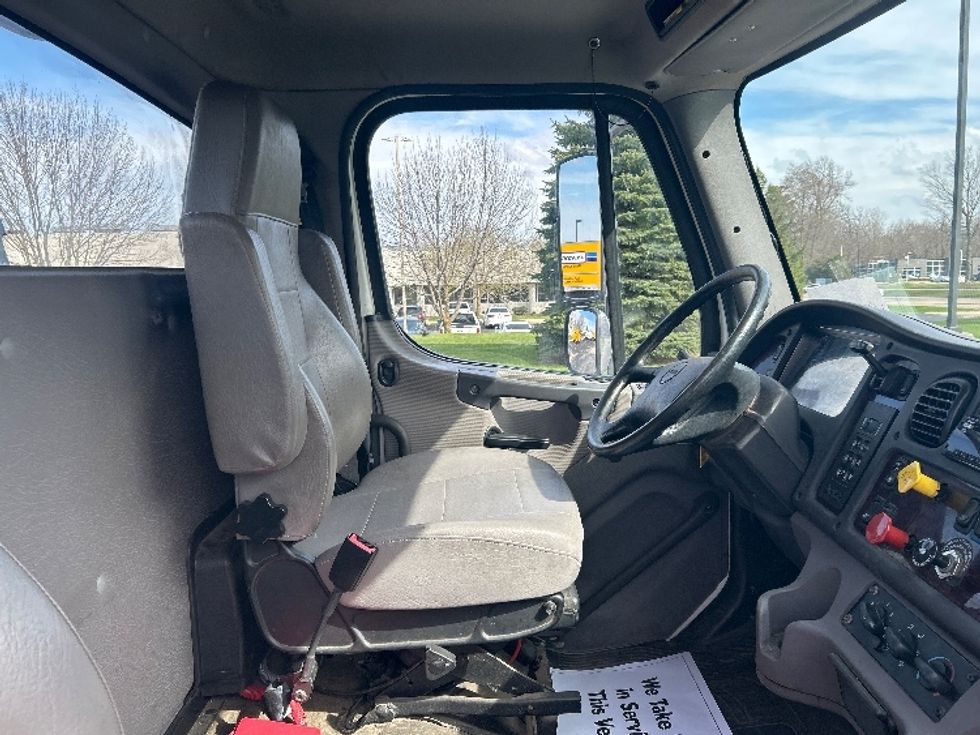 Day Cab Tractor-Heavy Duty Tractors-Freightliner-2018-M2-De Pere-WI-145,480\n\t\tmiles-$ 41,500 - Image 14