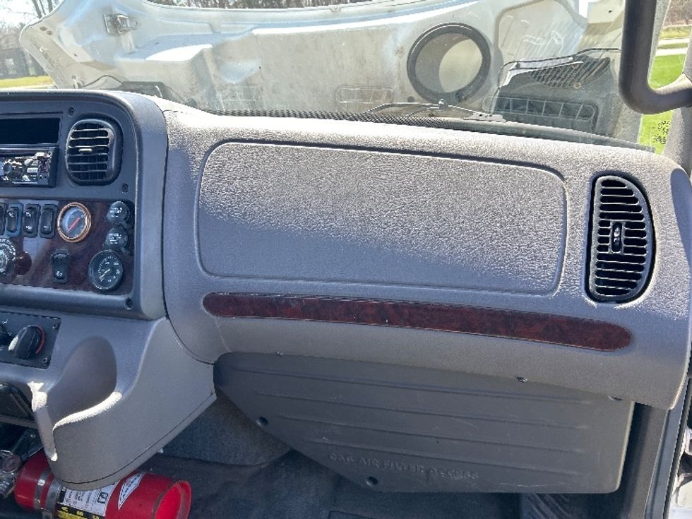 Day Cab Tractor-Heavy Duty Tractors-Freightliner-2018-M2-De Pere-WI-159,959\n\t\tmiles-$ 39,000 - Image 13