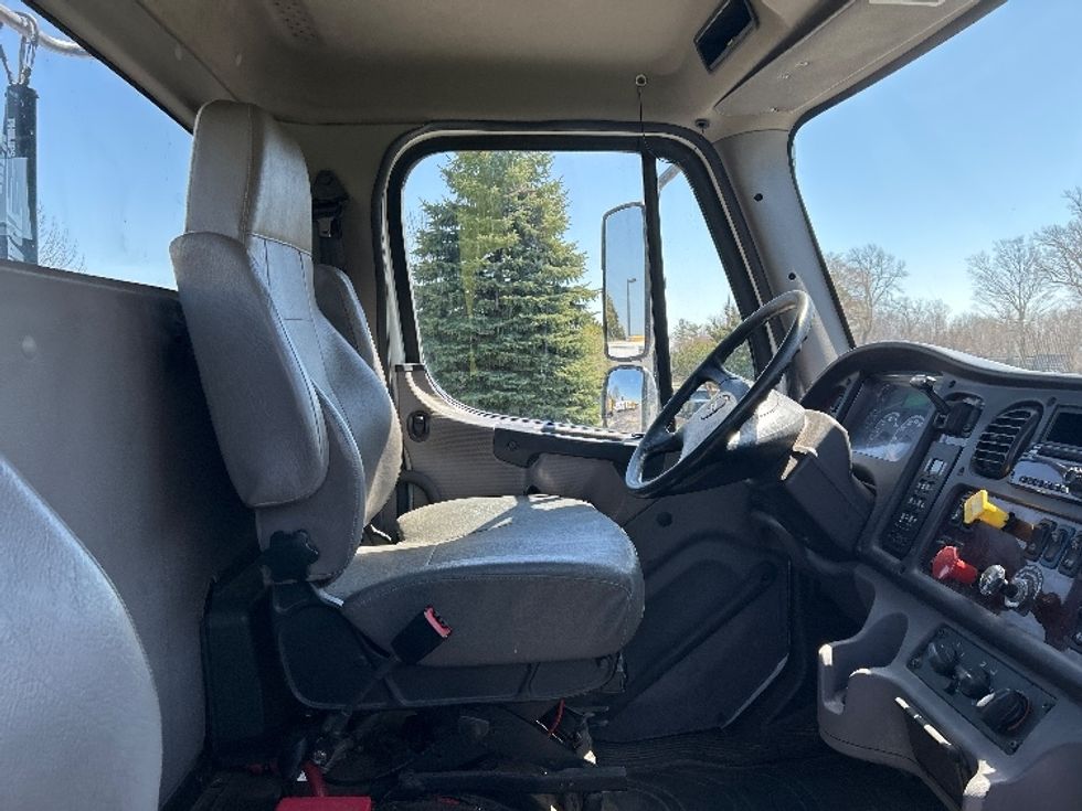 Day Cab Tractor-Heavy Duty Tractors-Freightliner-2018-M2-De Pere-WI-159,959\n\t\tmiles-$ 39,000 - Image 14