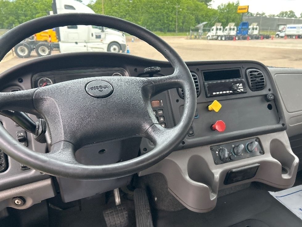 Day Cab Tractor-Heavy Duty Tractors-Freightliner-2018-M2-Jackson-MS-222,295\n\t\tmiles-$ 48,750 - Image 11