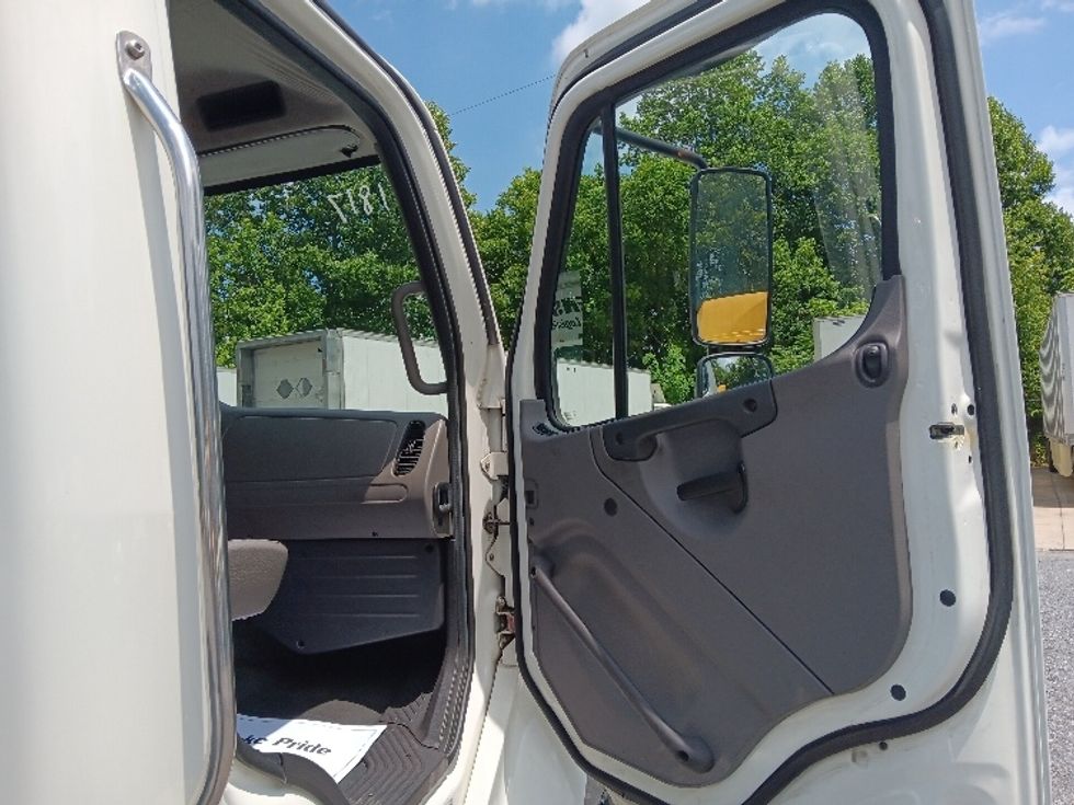 Day Cab Tractor-Heavy Duty Tractors-Freightliner-2018-M2-Morristown-TN-121,117\n\t\tmiles-$ 54,500 - Image 12