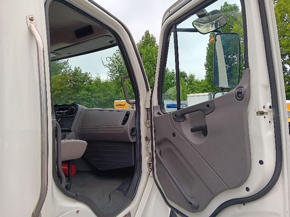 Day Cab Tractor-Heavy Duty Tractors-Freightliner-2018-M2-Morristown-TN-125,122\n\t\tmiles-$ 54,500 - Image 12