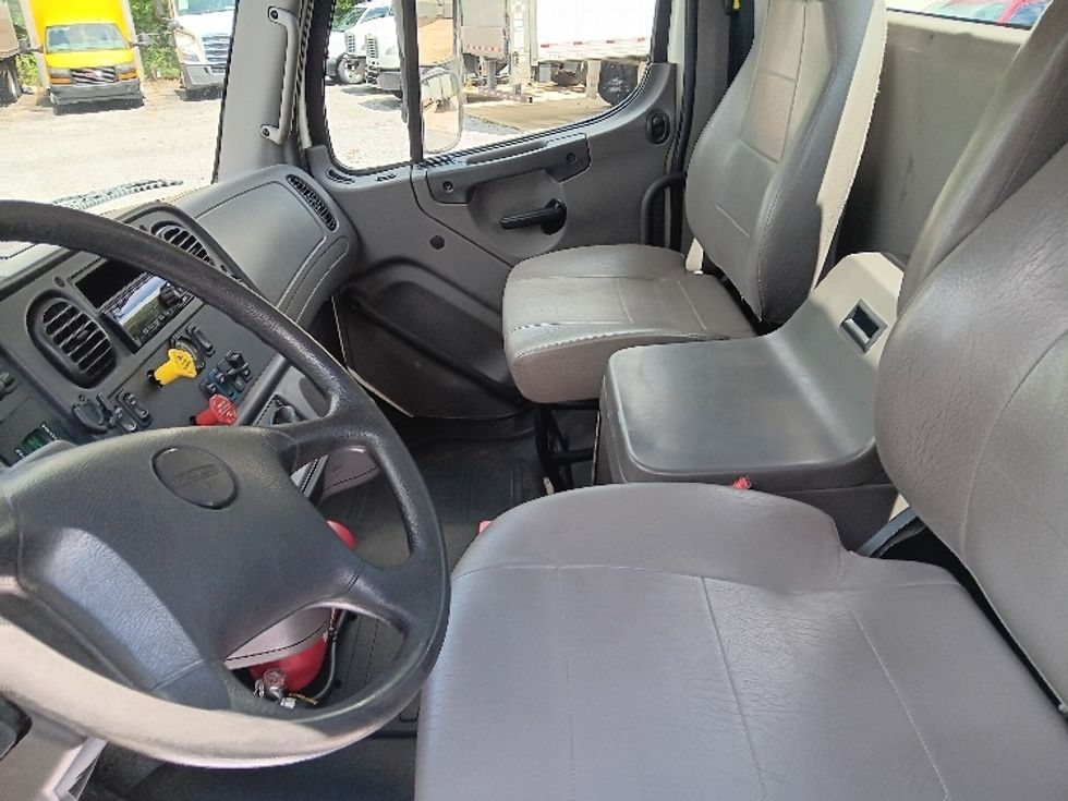 Day Cab Tractor-Heavy Duty Tractors-Freightliner-2018-M2-Morristown-TN-131,754\n\t\tmiles-$ 53,750 - Image 10