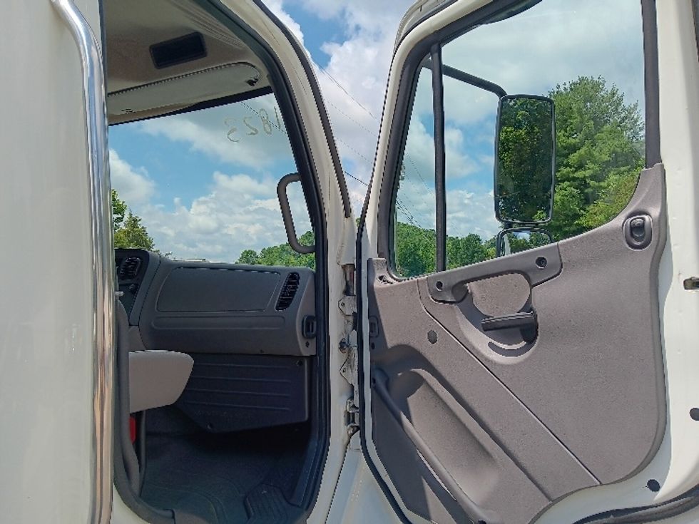 Day Cab Tractor-Heavy Duty Tractors-Freightliner-2018-M2-Morristown-TN-131,754\n\t\tmiles-$ 53,750 - Image 12