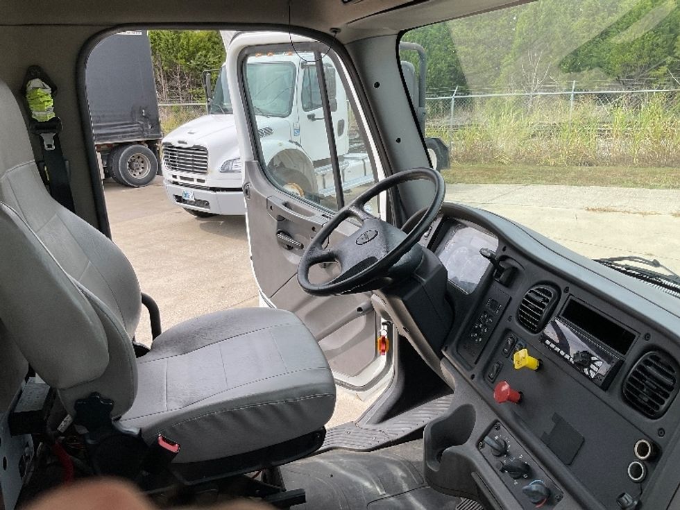 Day Cab Tractor-Heavy Duty Tractors-Freightliner-2018-M2-Oakland-KY-103,400\n\t\tmiles-$ 48,000 - Image 14