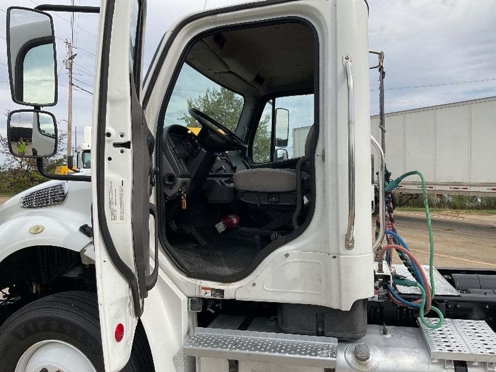 Day Cab Tractor-Heavy Duty Tractors-Freightliner-2018-M2-Oakland-KY-103,400\n\t\tmiles-$ 48,000 - Image 9