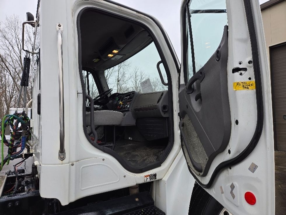 Day Cab Tractor-Heavy Duty Tractors-Freightliner-2018-M2-Ypsilanti-MI-129,700\n\t\tmiles-$ 47,500 - Image 12