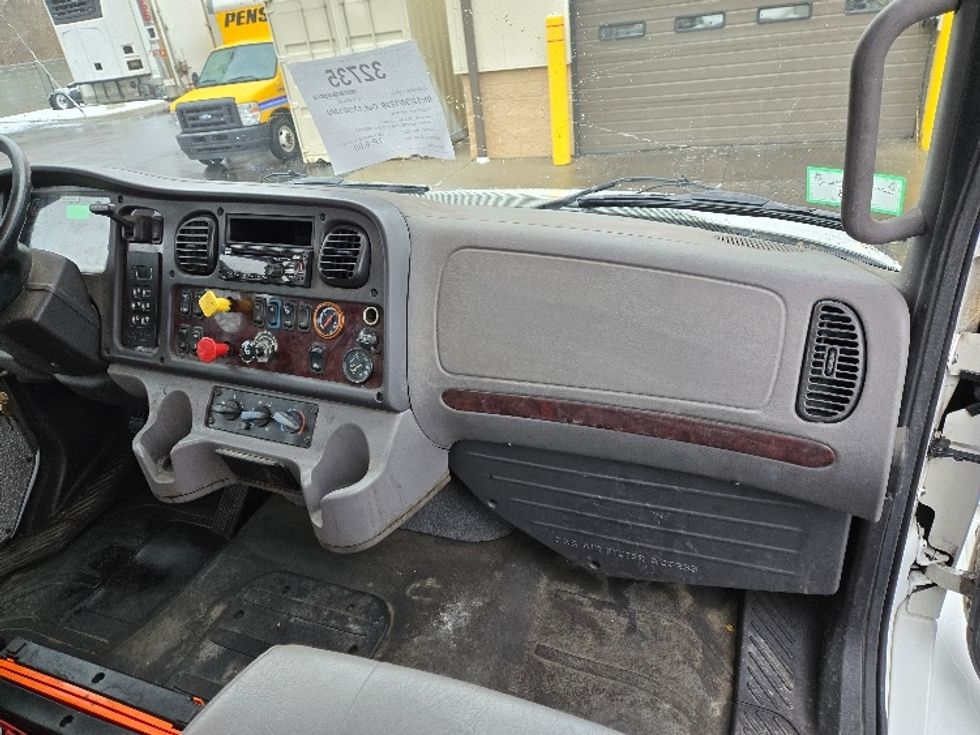 Day Cab Tractor-Heavy Duty Tractors-Freightliner-2018-M2-Ypsilanti-MI-129,700\n\t\tmiles-$ 47,500 - Image 13