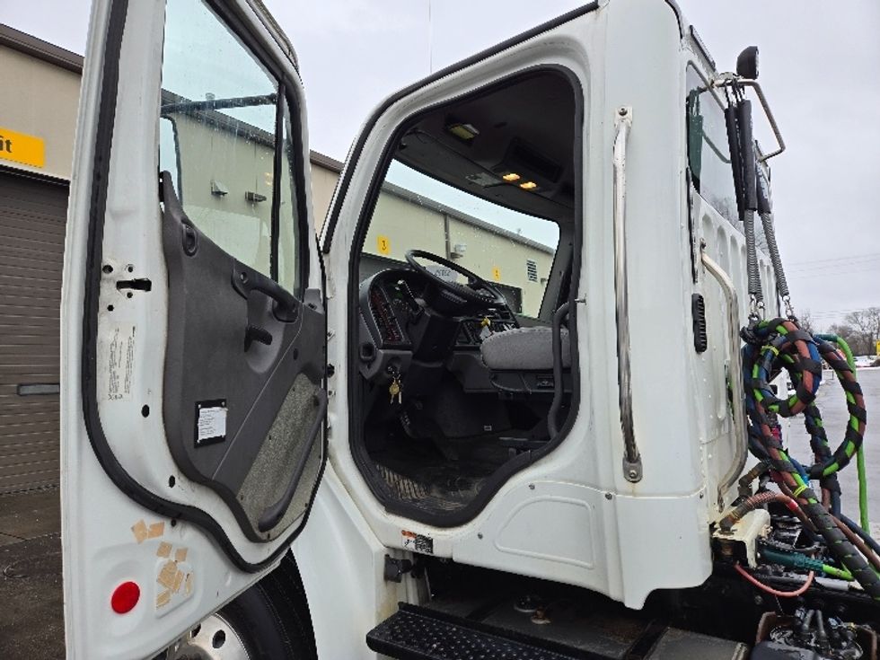 Day Cab Tractor-Heavy Duty Tractors-Freightliner-2018-M2-Ypsilanti-MI-129,700\n\t\tmiles-$ 47,500 - Image 9