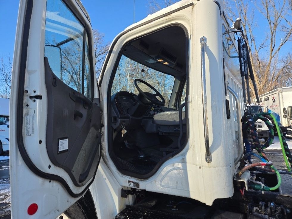 Day Cab Tractor-Heavy Duty Tractors-Freightliner-2018-M2-Ypsilanti-MI-139,426\n\t\tmiles-$ 46,000 - Image 9