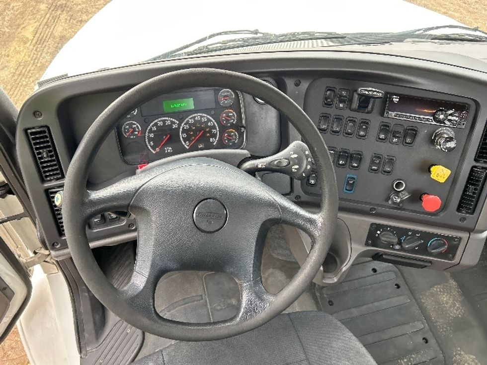 Day Cab Tractor-Heavy Duty Tractors-Freightliner-2018-M211264S-Fredericksburg-VA-143,065\n\t\tmiles-$ 25,000 - Image 11
