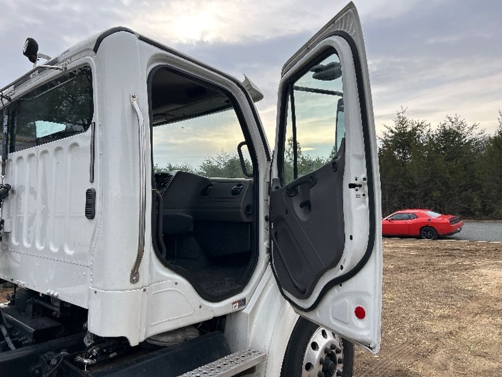 Day Cab Tractor-Heavy Duty Tractors-Freightliner-2018-M211264S-Fredericksburg-VA-143,065\n\t\tmiles-$ 25,000 - Image 12