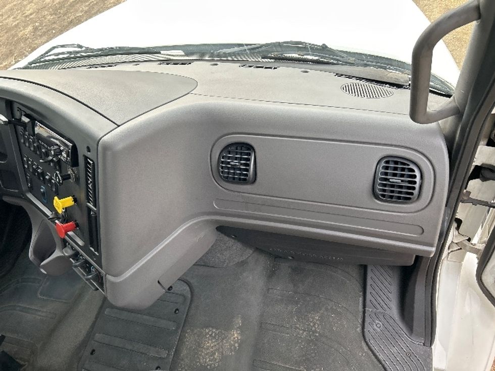 Day Cab Tractor-Heavy Duty Tractors-Freightliner-2018-M211264S-Fredericksburg-VA-143,065\n\t\tmiles-$ 25,000 - Image 13