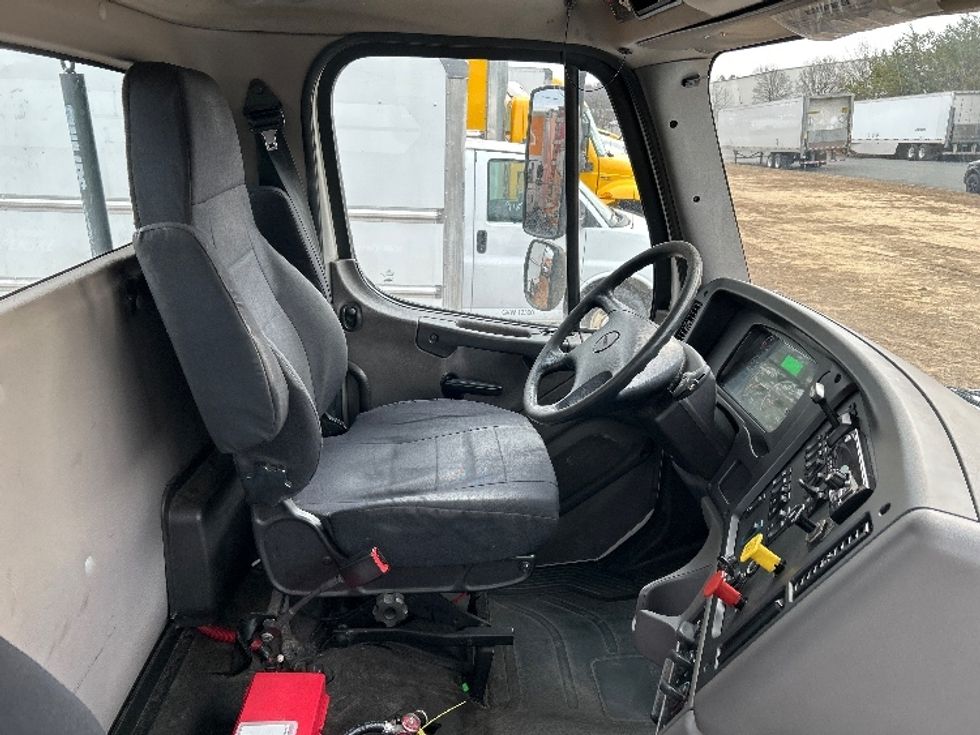 Day Cab Tractor-Heavy Duty Tractors-Freightliner-2018-M211264S-Fredericksburg-VA-143,065\n\t\tmiles-$ 25,000 - Image 14