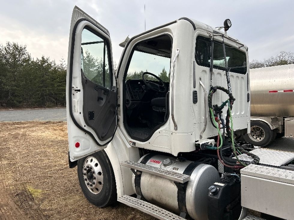 Day Cab Tractor-Heavy Duty Tractors-Freightliner-2018-M211264S-Fredericksburg-VA-143,065\n\t\tmiles-$ 25,000 - Image 9
