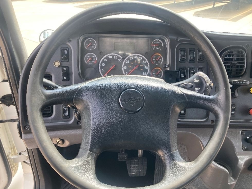 Day Cab Tractor-Heavy Duty Tractors-Freightliner-2018-M211264S-Grand Prairie-TX-238,158\n\t\tmiles-$ 33,500 - Image 11
