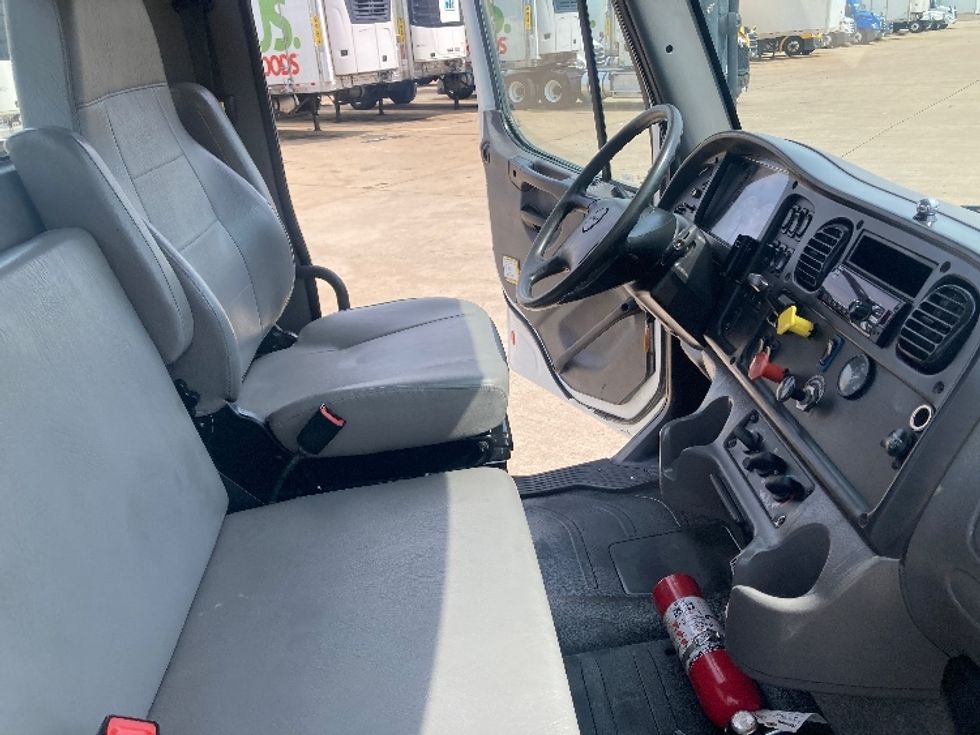 Day Cab Tractor-Heavy Duty Tractors-Freightliner-2018-M211264S-Grand Prairie-TX-238,158\n\t\tmiles-$ 33,500 - Image 14