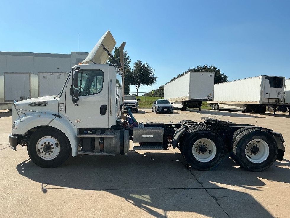 Day Cab Tractor-Heavy Duty Tractors-Freightliner-2018-M211264S-Grand Prairie-TX-238,158\n\t\tmiles-$ 33,500 - Image 4