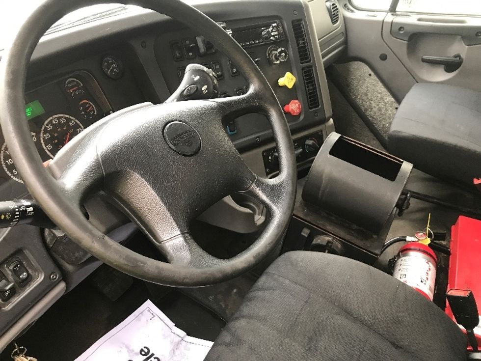 Day Cab Tractor-Heavy Duty Tractors-Freightliner-2018-M211264S-Watertown-NY-185,390\n\t\tmiles-$ 34,250 - Image 11