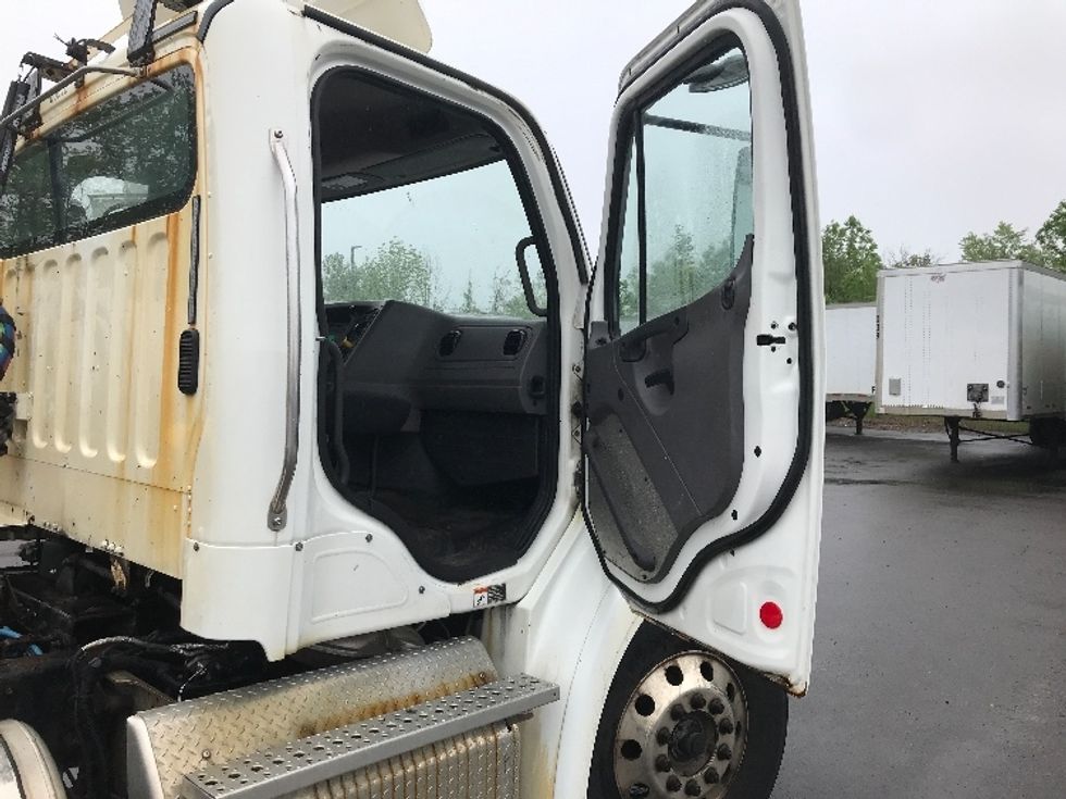 Day Cab Tractor-Heavy Duty Tractors-Freightliner-2018-M211264S-Watertown-NY-185,390\n\t\tmiles-$ 34,250 - Image 12