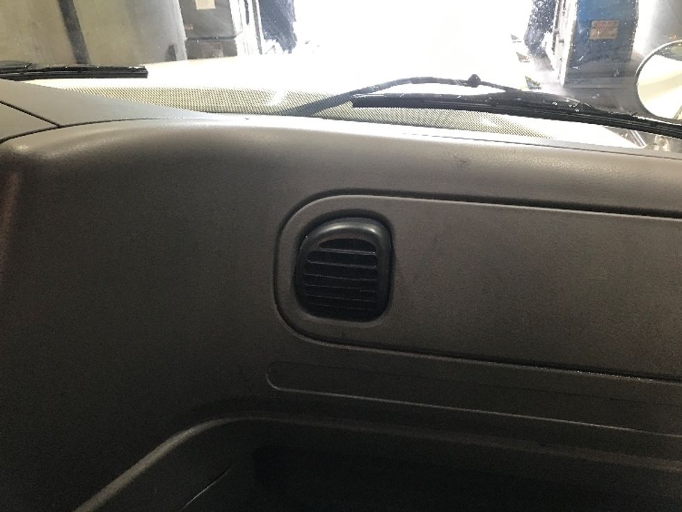 Day Cab Tractor-Heavy Duty Tractors-Freightliner-2018-M211264S-Watertown-NY-185,390\n\t\tmiles-$ 34,250 - Image 13