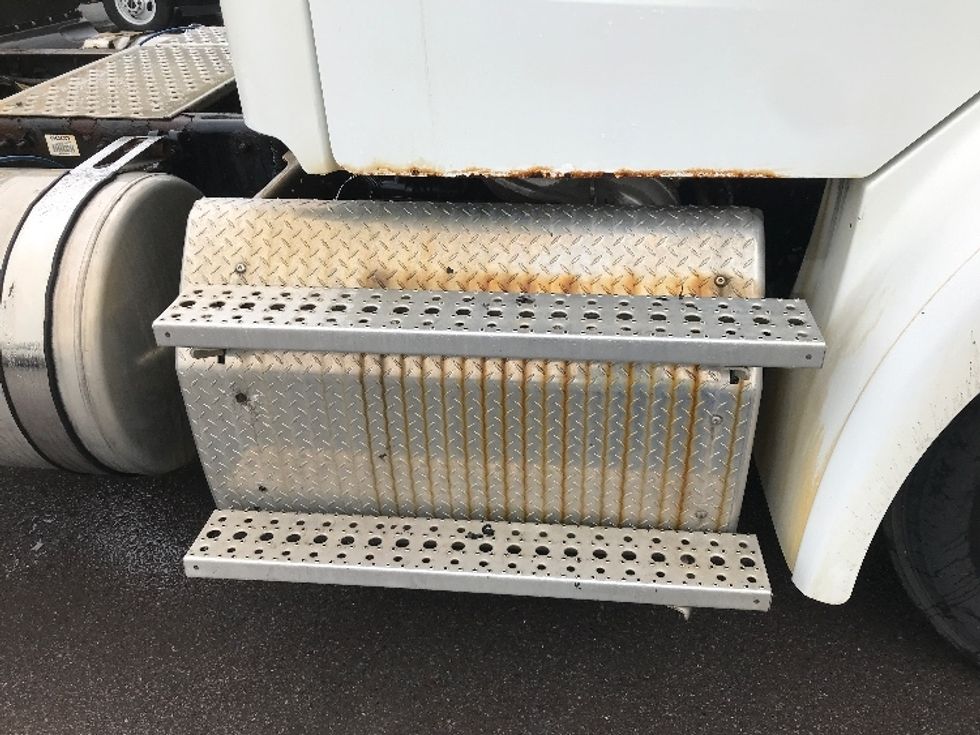 Day Cab Tractor-Heavy Duty Tractors-Freightliner-2018-M211264S-Watertown-NY-185,390\n\t\tmiles-$ 34,250 - Image 17