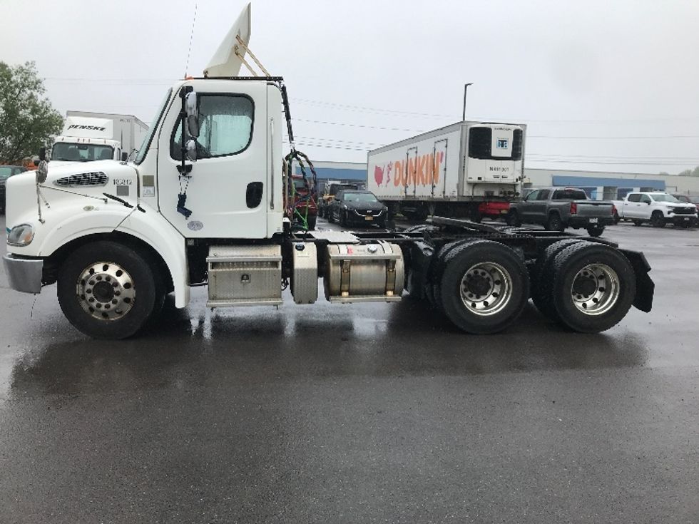 Day Cab Tractor-Heavy Duty Tractors-Freightliner-2018-M211264S-Watertown-NY-185,390\n\t\tmiles-$ 34,250 - Image 4