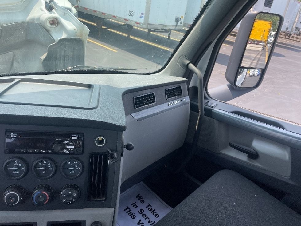 Day Cab Tractor-Heavy Duty Tractors-Freightliner-2018-T11664ST-Chicago (Melrose Park)-IL-410,415\n\t\tmiles-$ 40,500 - Image 13