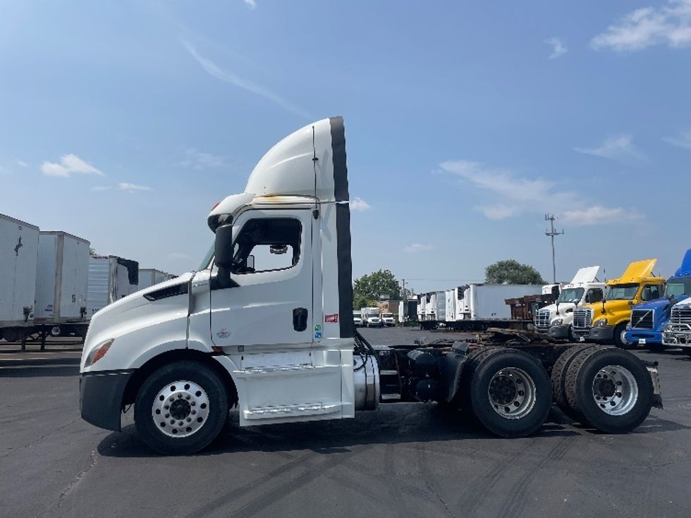 Day Cab Tractor-Heavy Duty Tractors-Freightliner-2018-T11664ST-Chicago (Melrose Park)-IL-410,415\n\t\tmiles-$ 40,500 - Image 4