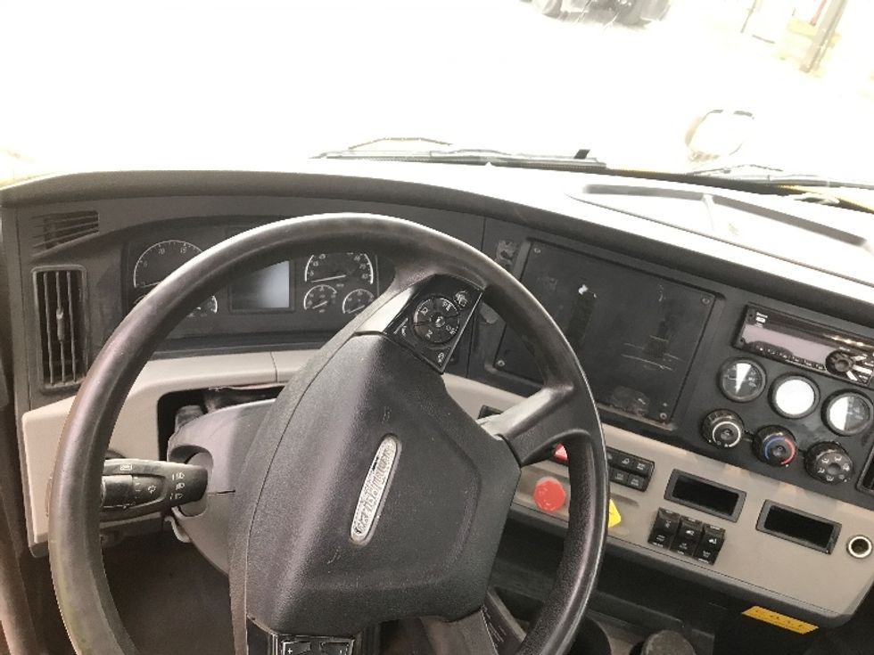 Day Cab Tractor-Heavy Duty Tractors-Freightliner-2018-T11664ST-Watertown-NY-362,910\n\t\tmiles-$ 37,750 - Image 11