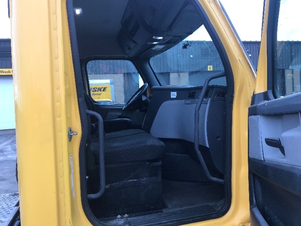 Day Cab Tractor-Heavy Duty Tractors-Freightliner-2018-T11664ST-Watertown-NY-362,910\n\t\tmiles-$ 37,750 - Image 12