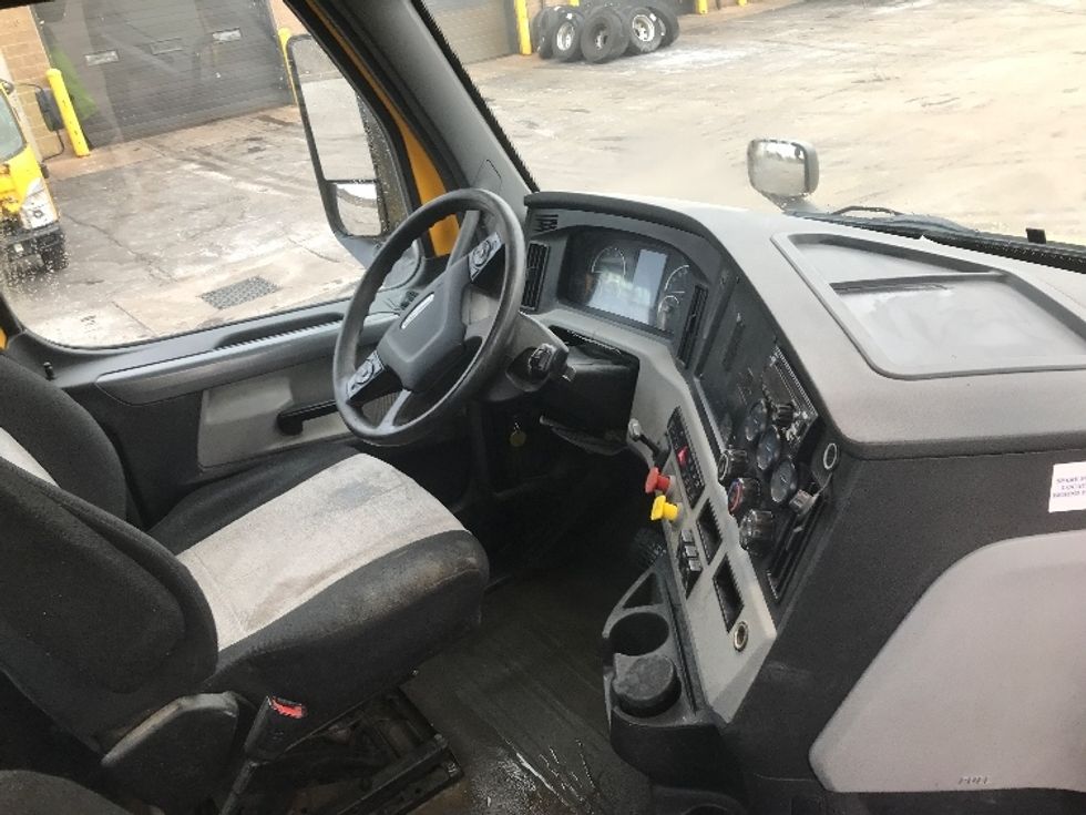 Day Cab Tractor-Heavy Duty Tractors-Freightliner-2018-T11664ST-Watertown-NY-362,910\n\t\tmiles-$ 37,750 - Image 14