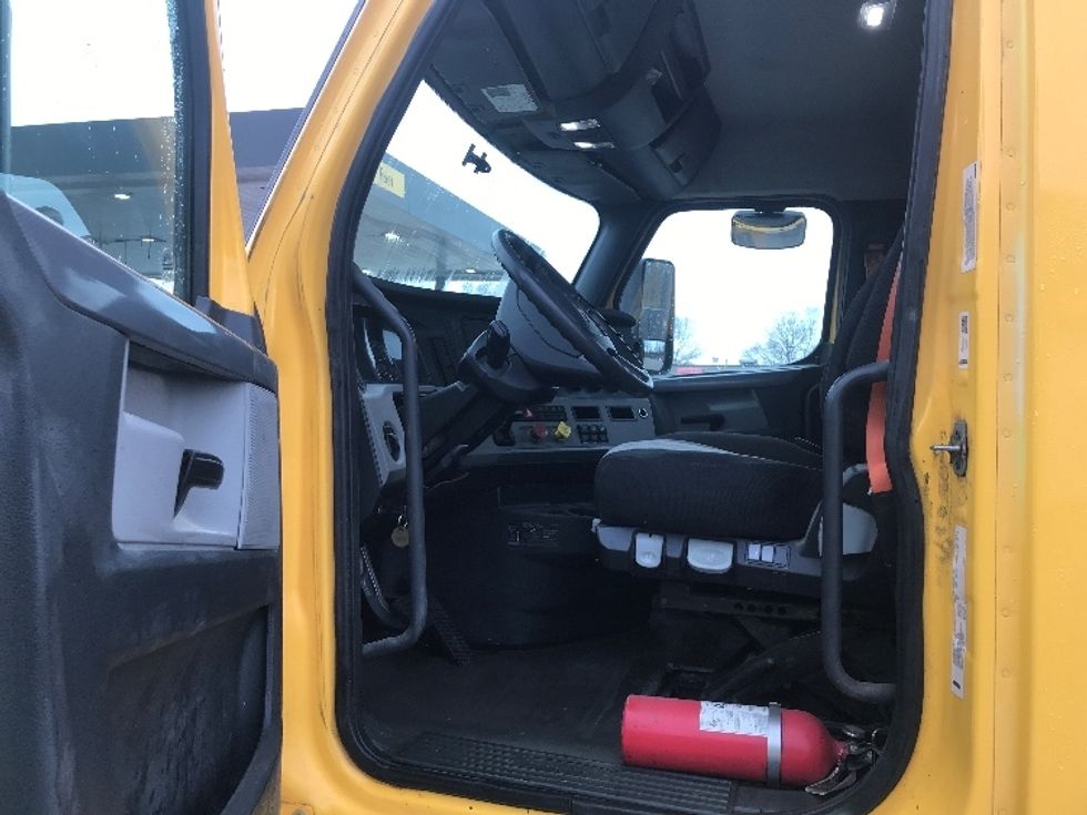 Day Cab Tractor-Heavy Duty Tractors-Freightliner-2018-T11664ST-Watertown-NY-362,910\n\t\tmiles-$ 37,750 - Image 9