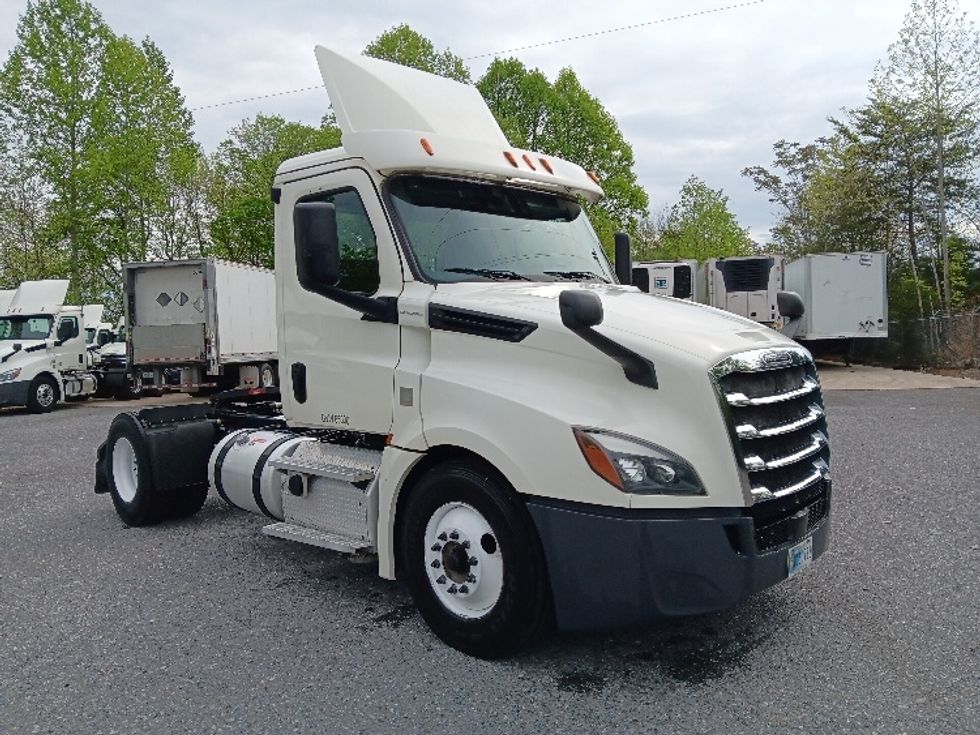 Day Cab Tractor-Heavy Duty Tractors-Freightliner-2018-T12642ST-Cleveland-TN-363,809\n\t\tmiles-$ 38,250 - Image 1