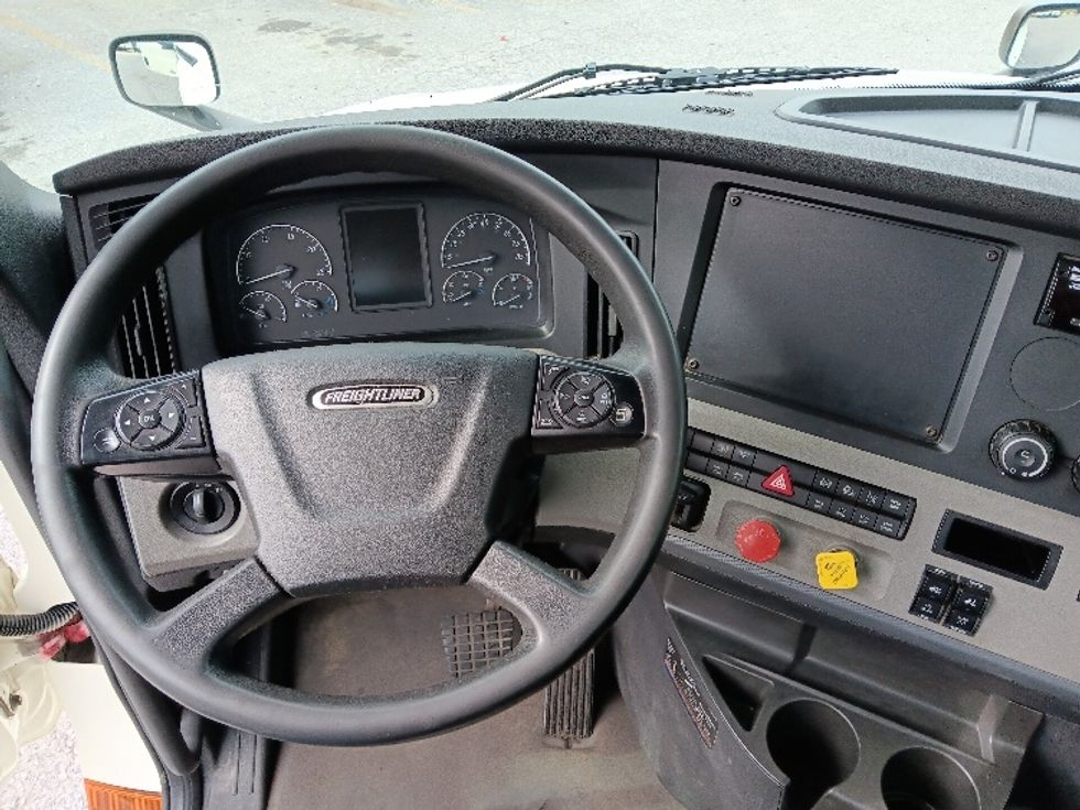 Day Cab Tractor-Heavy Duty Tractors-Freightliner-2018-T12642ST-Cleveland-TN-363,809\n\t\tmiles-$ 38,250 - Image 11