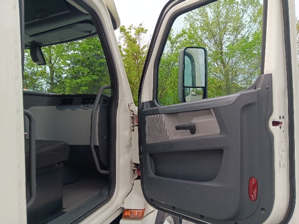 Day Cab Tractor-Heavy Duty Tractors-Freightliner-2018-T12642ST-Cleveland-TN-363,809\n\t\tmiles-$ 38,250 - Image 12
