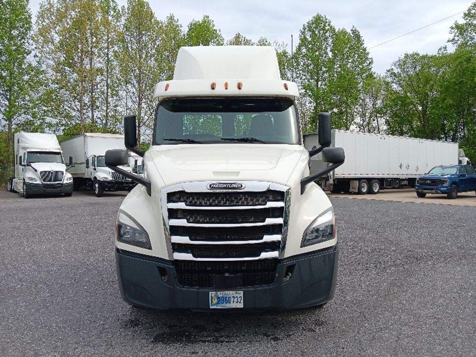 Day Cab Tractor-Heavy Duty Tractors-Freightliner-2018-T12642ST-Cleveland-TN-363,809\n\t\tmiles-$ 38,250 - Image 2