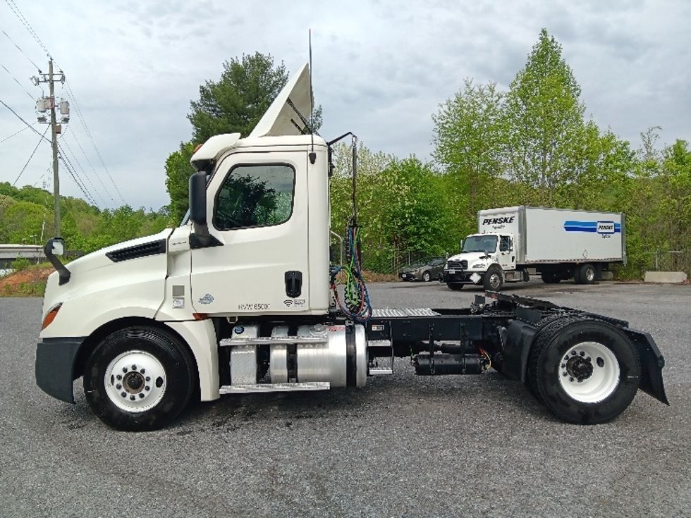 Day Cab Tractor-Heavy Duty Tractors-Freightliner-2018-T12642ST-Cleveland-TN-363,809\n\t\tmiles-$ 38,250 - Image 4