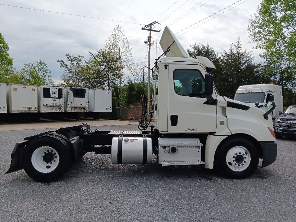 Day Cab Tractor-Heavy Duty Tractors-Freightliner-2018-T12642ST-Cleveland-TN-363,809\n\t\tmiles-$ 38,250 - Image 8