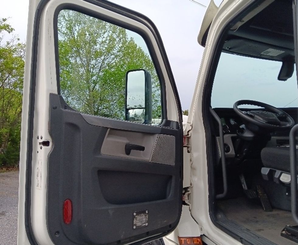 Day Cab Tractor-Heavy Duty Tractors-Freightliner-2018-T12642ST-Cleveland-TN-363,809\n\t\tmiles-$ 38,250 - Image 9