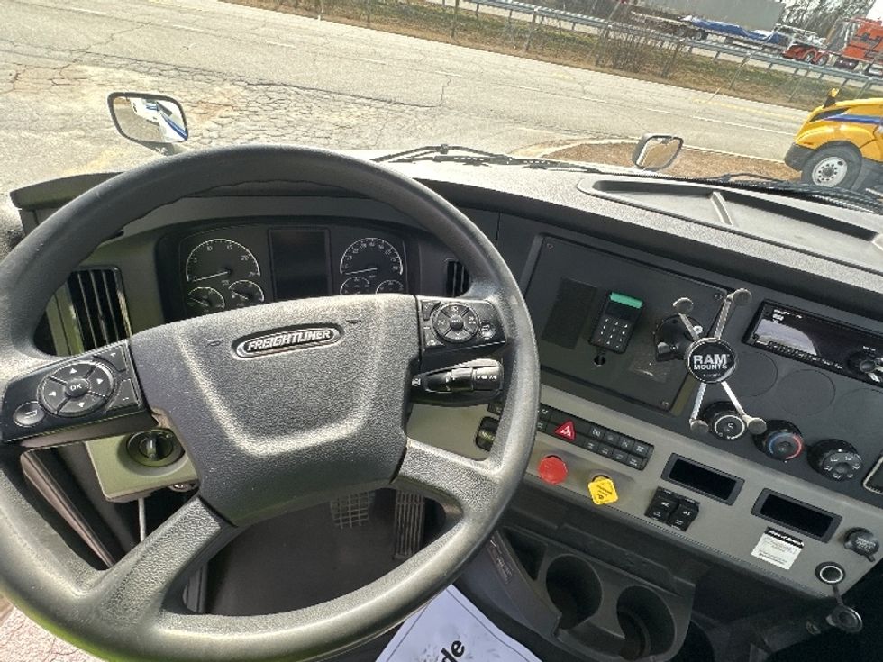 Day Cab Tractor-Heavy Duty Tractors-Freightliner-2018-T12642ST-Conyers-GA-375,673\n\t\tmiles-$ 42,000 - Image 11