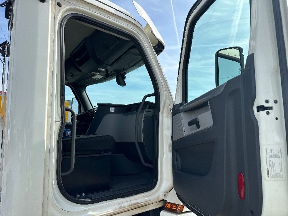 Day Cab Tractor-Heavy Duty Tractors-Freightliner-2018-T12642ST-Conyers-GA-375,673\n\t\tmiles-$ 42,000 - Image 12