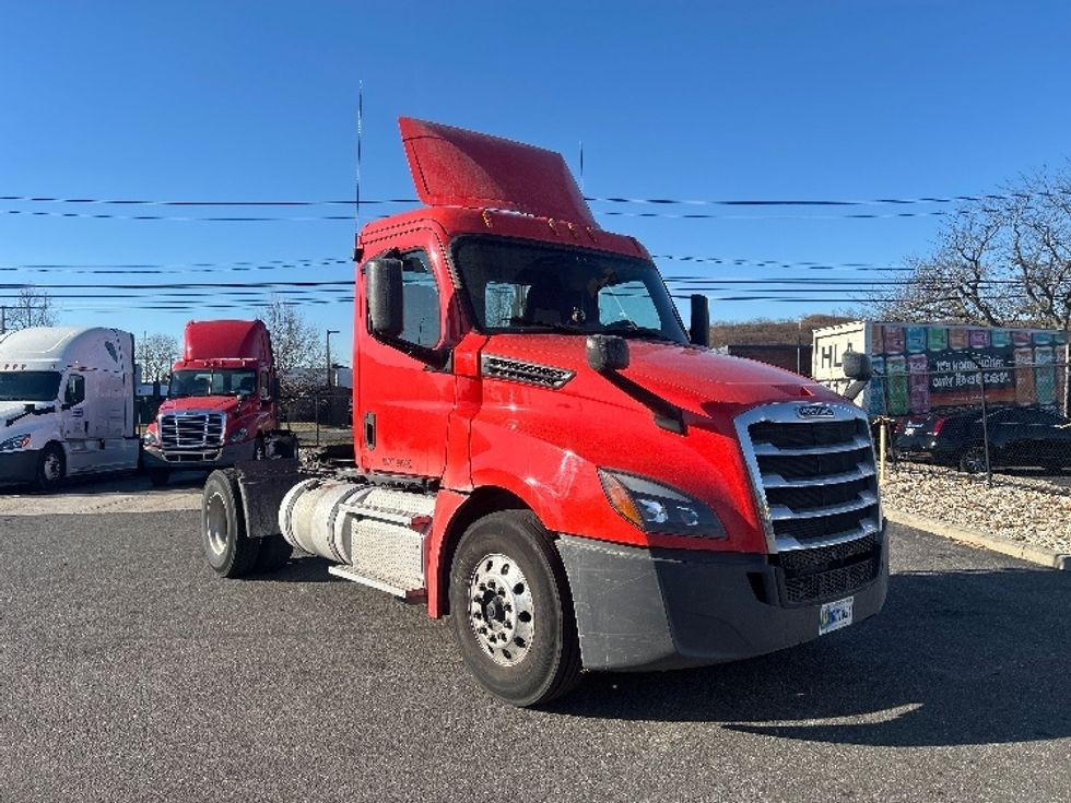 Day Cab Tractor-Heavy Duty Tractors-Freightliner-2018-T12642ST-Dayton-NJ-211,931\n\t\tmiles-$ 43,250 - Image 1