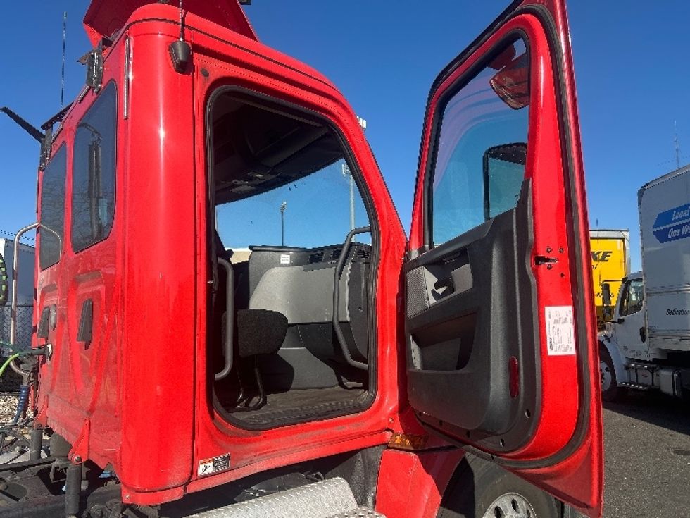 Day Cab Tractor-Heavy Duty Tractors-Freightliner-2018-T12642ST-Dayton-NJ-211,931\n\t\tmiles-$ 43,250 - Image 12