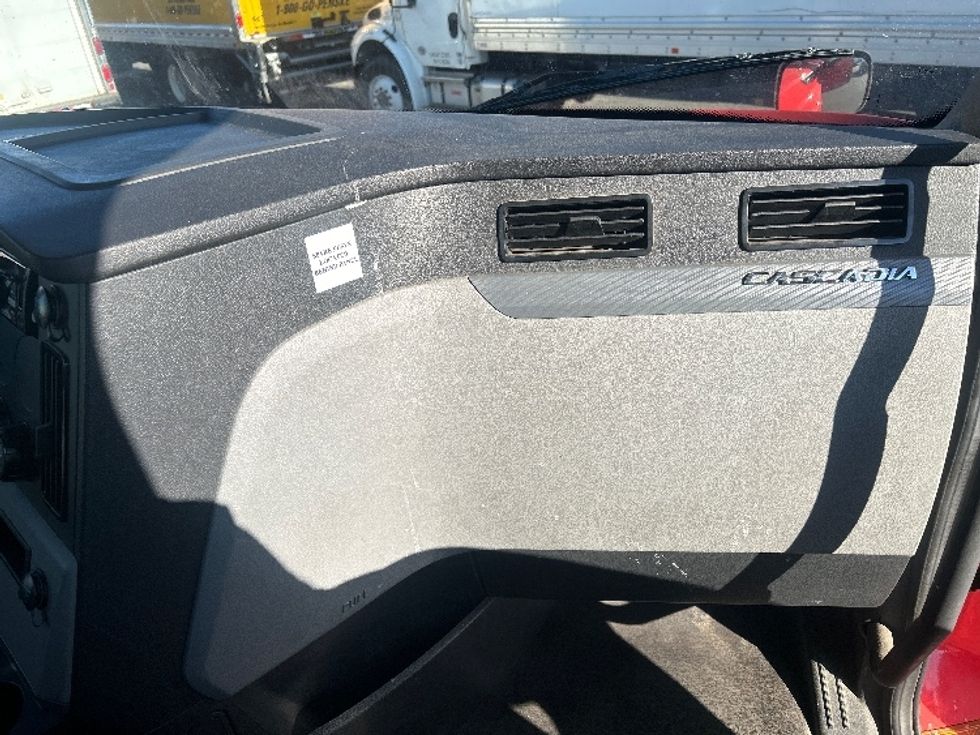 Day Cab Tractor-Heavy Duty Tractors-Freightliner-2018-T12642ST-Dayton-NJ-211,931\n\t\tmiles-$ 43,250 - Image 13